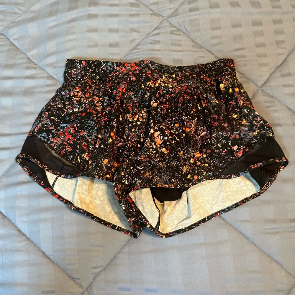 Lululemon Hotty Hot Short Size 6 Floral